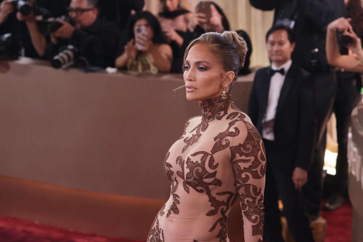 Jennifer Lopez flaunts her steel abs and sparks a social media frenzy