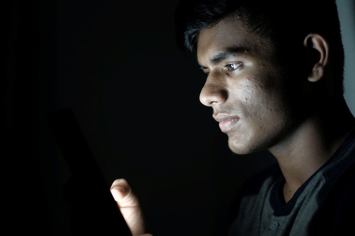 The screen dilemma: How blue light affects adolescent sleep