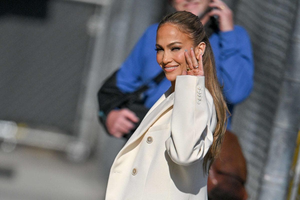 Jennifer Lopez’s Italian summer look brings back 2000s flip flops with capri leggings