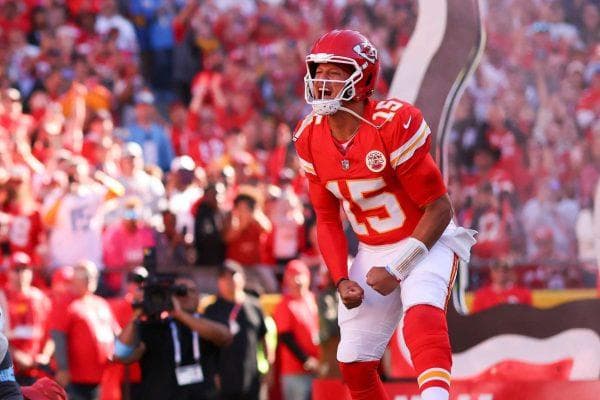 Patrick Mahomes loses his cool with struggling Chiefs WR in heated sideline moment