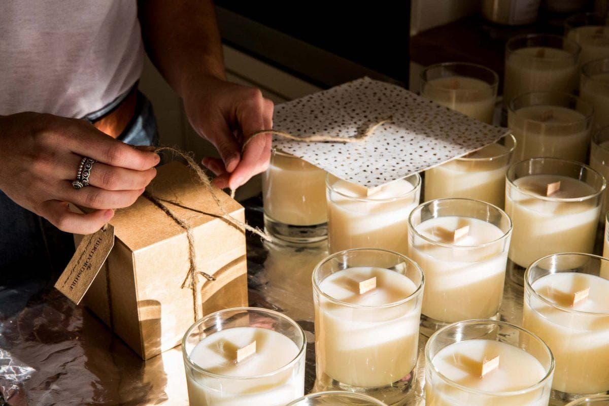 A candle lights hope, driving the fight against cancer thanks to a family venture