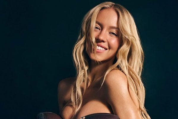 Sydney Sweeney turns an everyday bathroom routine into an unexpected lingerie moment