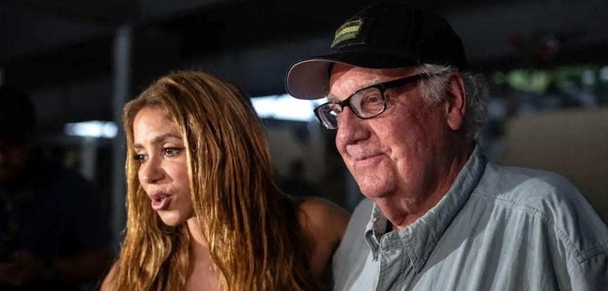 Who is the billionaire who arrived with Shakira in Colombia to help earthquake victims?